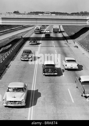 Années 1950, les voitures qui circulent sur l'autoroute Banque D'Images