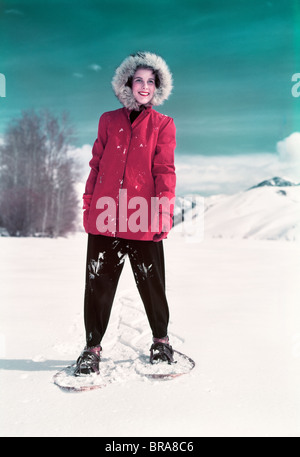 Années 1940 Années 1950 SMILING WOMAN WALKING EN RAQUETTES Banque D'Images