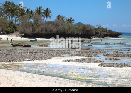 Zanzibar Kizimkazi Dimbani, scène de plage, les bateaux de pêche. Banque D'Images