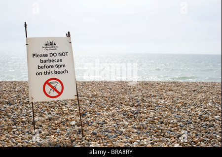 Inscription se lit comme suit : veuillez ne pas barbecue avant 18 h sur cette plage. Brighton & Hove, East Sussex Banque D'Images