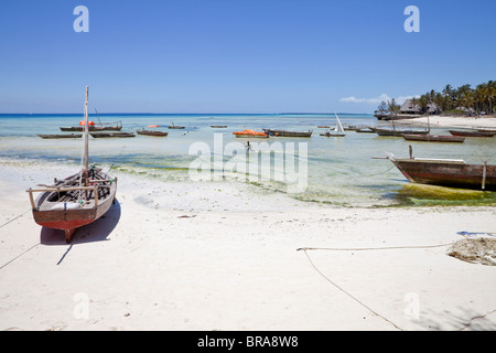 Zanzibar Kizimkazi Dimbani, scène de plage, les bateaux de pêche. Banque D'Images