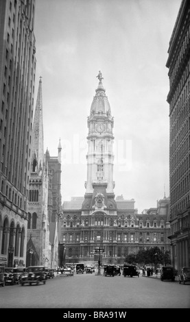 1930 1936 VUE VERS LE BAS DE LA RUE LARGE DU NORD DE L'HÔTEL DE VILLE DE PHILADELPHIE Banque D'Images