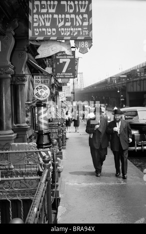 1940 Lower East Side de Manhattan AVEC DES SIGNES EN YIDDISH SUR DELANCY STREET boutique de coiffeur AVEC WILLIAMSBURG BRIDGE EN ARRIÈRE-PLAN Banque D'Images