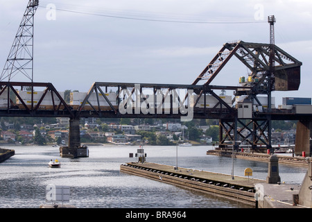 La Burlington Northern Santa Fe transport intermodal de marchandises train passe au pont de levage Ballard Locks Seattle WA USA Banque D'Images