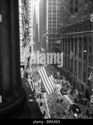 1940 1945 VUE AÉRIENNE DE LA CÉLÉBRATION DU JOUR DE LA VICTOIRE DE WALL STREET À NEW YORK AVEC DRAPEAUX ET CONFETTIS FLYING Banque D'Images