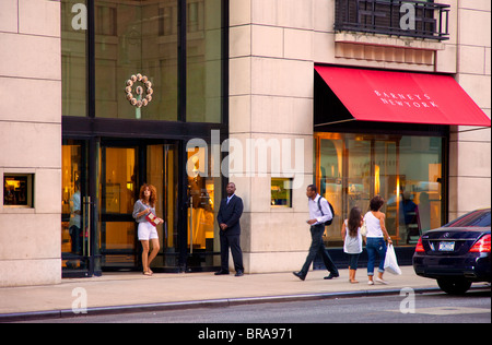 Shoppers chez Barneys le long de la 5e Avenue à Manhattan, New York City USA Banque D'Images