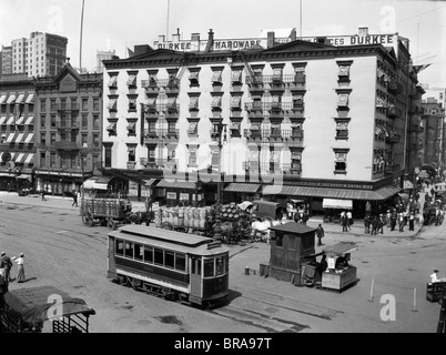 Années 1910 1916 L'HÔTEL NEW YORK À SOUTH FERRY LOWER MANHATTAN AVEC UNE VOITURE RUE EDISON Banque D'Images