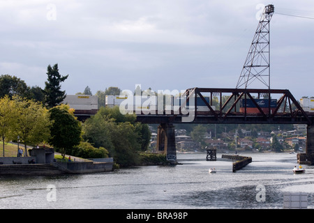 La Burlington Northern Santa Fe transport intermodal de marchandises train passe au pont de levage Ballard Locks Seattle WA USA Banque D'Images