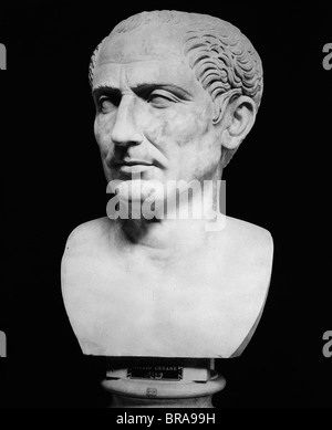 Buste en marbre blanc dictateur romain Gaius Julius Caesar MUSÉE NATIONAL DE NAPLES ITALIE CIRCA 40BC Banque D'Images