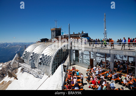 Le sommet du Zugspitze, Bavière, Allemagne, avec des restaurants, des plates-formes de vue et terminal du téléphérique sur une journée ensoleillée Banque D'Images