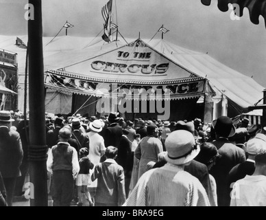 Années 1920 Années 1930 VUE ARRIÈRE DE LA FOULE ENTRANT TENTE DE CIRQUE ENTRÉE PRINCIPALE Banque D'Images