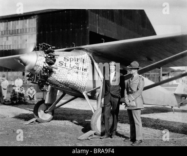 1920 Charles Lindbergh et LT. Le COL. FISHER, À FRANCE DOMAINE PAR SPIRIT OF ST. LOUIS AIRPLANE Banque D'Images