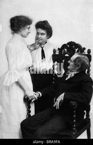 Années 1900 BLIND DEAF Helen KELLER TOUCHER ANN SULLIVAN MACY AVEC L'Acteur Joseph Jefferson assis Banque D'Images