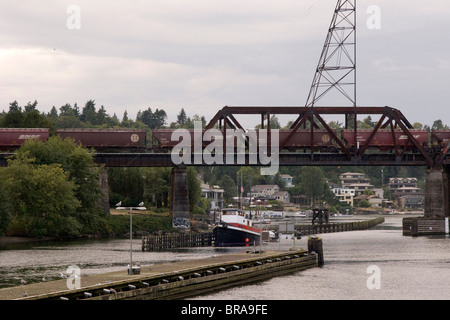 La Burlington Northern Santa Fe freight train traverse le pont de levage à Ballard Locks Seattle WA USA Banque D'Images