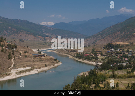 La rivière Punak Tsang Chu dans la large vallée à Wangdue Phodrang, Bhoutan, Asie Banque D'Images