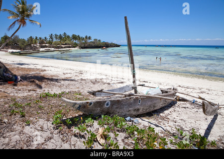 Kizimkazi Dimbani, Zanzibar. Ngalawa (Pirogue) reposant sur la plage. Banque D'Images