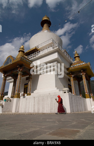 Pilgrim entourant un stupa blanc avec moulin à prières à la main, Thimphu, Bhoutan, Asie Banque D'Images