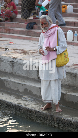 Célébrer l'homme dans la ville sainte Gange en Inde au cours de festival Kumbh Mela Banque D'Images