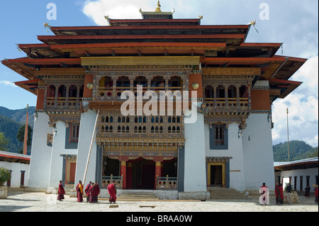 Moines dans un monastère de la vallée de Phobjika, Bhoutan, Asie Banque D'Images