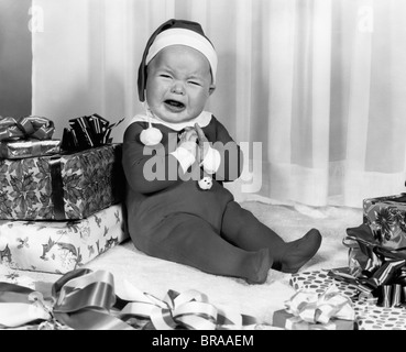 Années 1950 Années 1960 CRYING BABY DRESSED LIKE SANTA CLAUS Banque D'Images