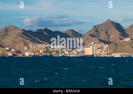 Vue sur port de pêche et ville, San Vincente, Mindelo, Cap Vert, Afrique, l'Atlantique Banque D'Images