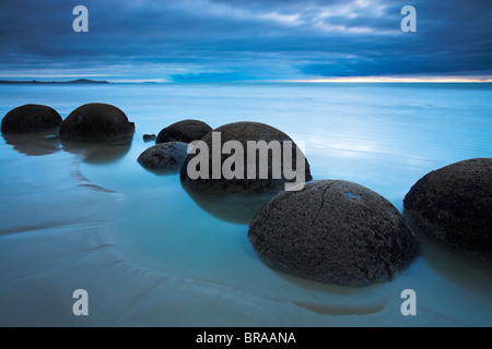 Moeraki Boulders sur la Côte d'Otago, île du Sud, Nouvelle-Zélande Banque D'Images