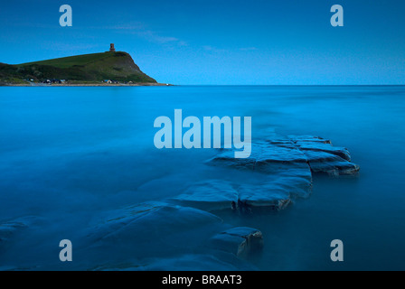 La baie de Kimmeridge et Tour Clavell, au crépuscule, Dorset, Angleterre. La Côte Jurassique, site du patrimoine mondial. Banque D'Images