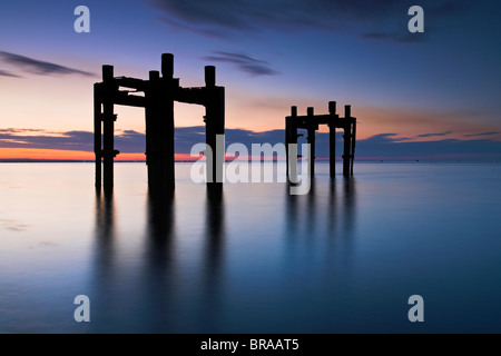 Abandonné la Deuxième Guerre mondiale, le D-Day de l'embarquement jetée à Lepe Beach dans le parc national New Forest, Hampshire, Angleterre Banque D'Images
