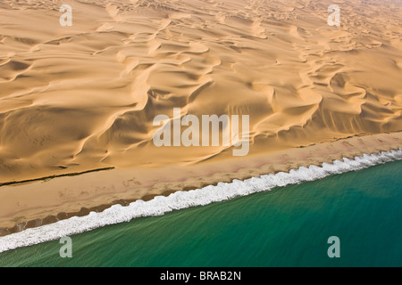 Vue aérienne de dunes de sable et de la côte atlantique, près de Swakopmund, désert du Namib, Namibie, août 2008 Banque D'Images