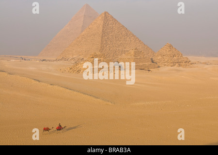 Les Pyramides de Gizeh, UNESCO World Heritage Site, près du Caire, Egypte, Afrique du Nord, Afrique Banque D'Images