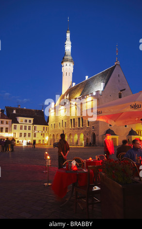 Les cafés en plein air à la place de l'Hôtel de Ville (Raekoja plats) au crépuscule avec Hôtel de ville en arrière-plan, Tallinn, Estonie, pays Baltes, Europe Banque D'Images