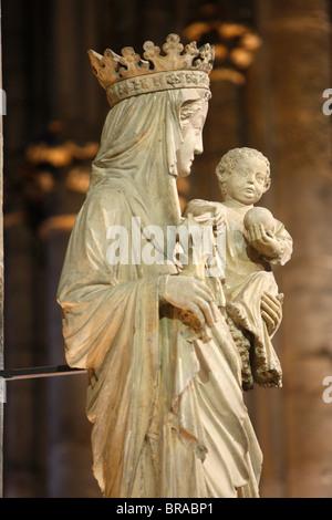 Une 14ème siècle vierge à l'enfant statue en la cathédrale Notre Dame, Paris, France, Europe Banque D'Images