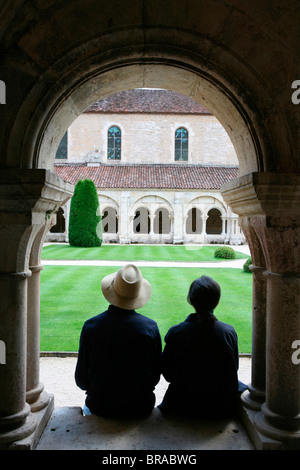 Les touristes à Fontenay Abbaye cistercienne cloître, UNESCO World Heritage Site, Marmagne, Doubs, Bourgogne, France, Europe Banque D'Images