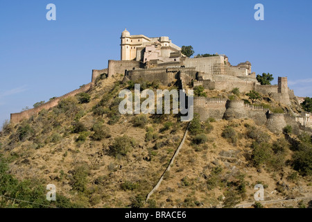 Mahal (Palais des Nuages Badal) et les murs, fort de Kumbhalgarh, Rajasthan, Inde, Asie Banque D'Images