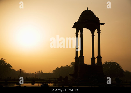 Un chhattri silhouettes Sunrise à New Delhi, Inde, Asie Banque D'Images