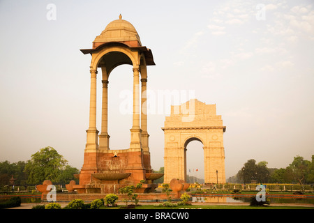 Un chhattri se tient devant la porte de l'Inde, conçue par Sir Edwin Lutyens, New Delhi, Inde, Asie Banque D'Images