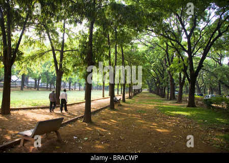 Les hommes à pied dans Cubban Park dans le centre de Bangalore, Karnataka, Inde, Asie Banque D'Images