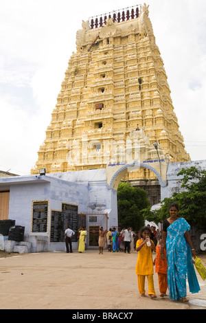 Une famille indienne, promenades en face de l'gopuram du Temple Ekambereshwara à Kanchipuram, Tamil Nadu, Inde, Asie Banque D'Images