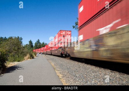 Le train de marchandises contenant des passages au niveau vitesse à Tacoma, WA USA United States of America Banque D'Images