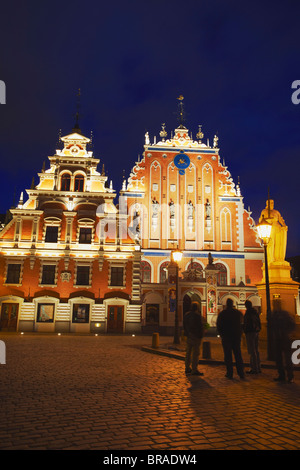 Personnes debout à l'extérieur Chambre des points noirs à la place de l'Hôtel de Ville (Ratslaukums), Riga, Lettonie, Pays Baltes, Europe Banque D'Images