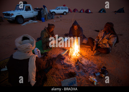 Un camp de tentes dans les dunes de l'erg de Murzuk dans le désert du Fezzan, Libye, Afrique du Nord, Afrique Banque D'Images