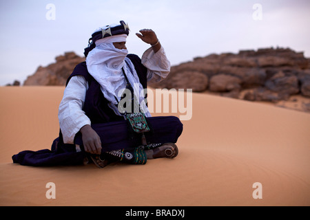 Un Touareg habillé pour les fêtes à l'entrée du Dar Sahara tented camp dans le désert du Fezzan, Libye, Afrique du Nord Banque D'Images