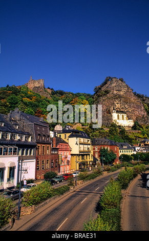 La vie en Allemagne à Idar Oberstein la couleur à l'automne et l'Église dans le rocher en Allemagne Idar Oberstein Banque D'Images