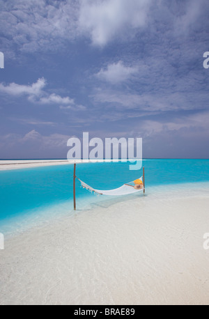 Hamac sur le bord de plage, Maldives, océan Indien, Asie Banque D'Images