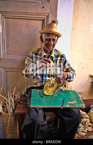 Vieil homme faire des chapeaux de paille dans le vieux village colonial Trinidad Cuba Banque D'Images
