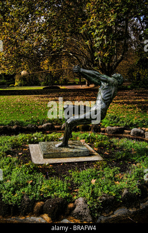 Sculpture dans le parc appelé Pathfinder par John Robinson à Melbourne, Australie Banque D'Images
