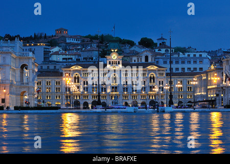 Trieste. L'Italie. Vue sur la Piazza dell'Unita d'Italia de la Molo Audace. Banque D'Images