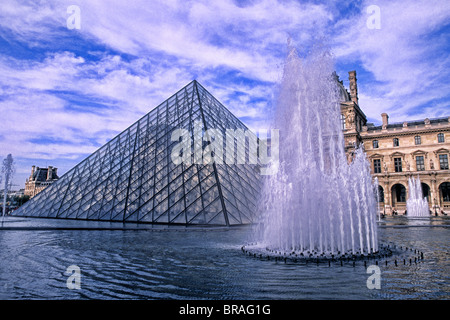 Le Musée du Louvre, Pyramide de verre à Paris France Banque D'Images