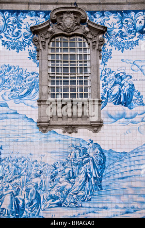 Détail des azulejos (carreaux de faïence) sur un mur extérieur du 18e siècle Do Carmo church. Porto, Portugal, Europe Banque D'Images