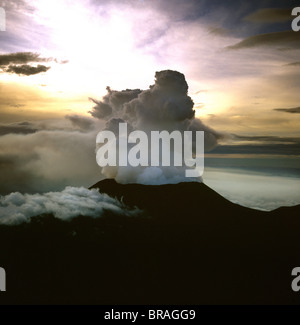 Vue aérienne du Mont Nyiragongo, un volcan actif dans les montagnes des Virunga dans le parc national de Virunga. Banque D'Images